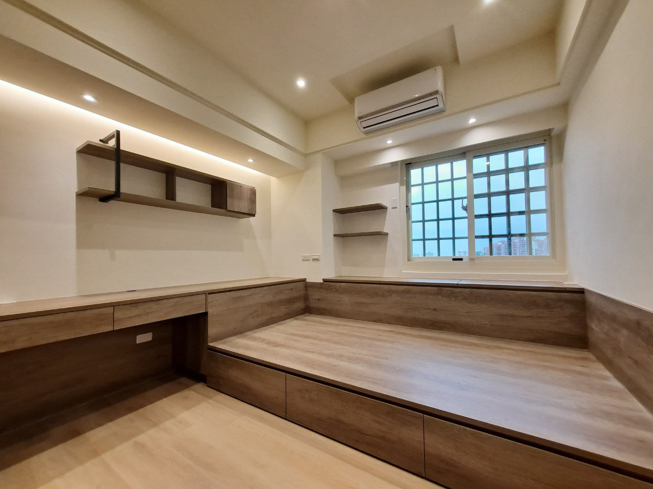 老屋翻新客廳設計－沙發、茶几與電視牆，展現北歐簡約與溫潤木質感。