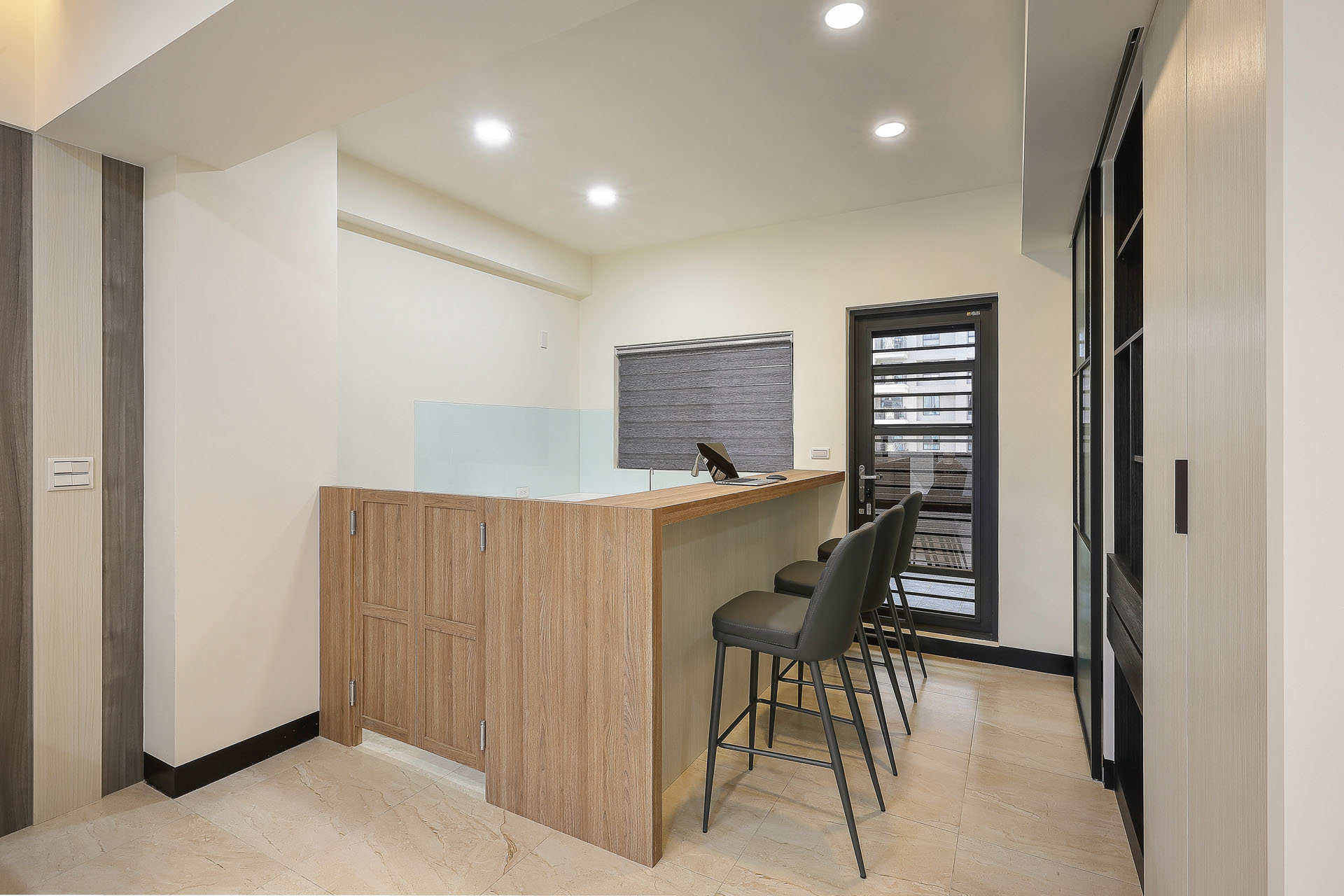 餐廚吧台延伸設計－木作檯面與高腳椅，營造咖啡館氛圍。
